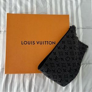 NEW WITH TAGS Louis Vuitton Monogram Classic Scarf in Charcoal